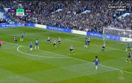 Vì sao Alonso 'tự do' trong vòng cấm Newcastle?