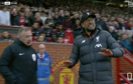 Klopp 'tức hộc máu', la hét ngoài đường pitch khi Rashford ghi bàn tranh cãi