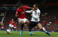 Van Dijk trượt té, CĐV Liverpool chúc mừng: 'Man Utd vô địch'