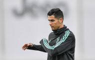 'Kẹp cổ' đồng đội, Ronaldo vui đùa dưới cơn mưa tầm tã