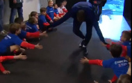 Mbappe thu hút mọi ánh nhìn bởi hành động cực nhỏ nhưng đầy thân thiện