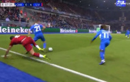 'Trung vệ hay nhất thế giới' lại tấu hài, Liverpool chưa thể sạch lưới ở Champions League