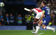 'Rào phòng ngự' 9 người của Chelsea bị xé toang bởi 1 pha tạt bóng