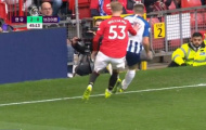 Sao trẻ Man Utd tiếp tục đẩy cầu thủ đối phương ra khỏi sân
