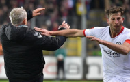 SỐC! Bundesliga dậy sóng, 'kẻ ám sát' Bayern hành động phi thể thao, nhận thẻ đỏ rời sân