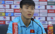 Trung vệ Đỗ Duy Mạnh tự tin bắt chặt Teerasil Dangda