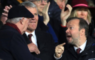 SỐC! Ed Woodward tranh cãi kịch liệt với Sir Alex trên khán đài