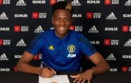 CHÍNH THỨC: Sao trẻ ký hợp đồng đầu tiên với Man Utd