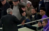 Mourinho ăn mừng với đối tượng bất ngờ sau bàn gỡ hòa 2-2