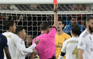 Trọng tài trận Real - PSG đã tự 'tát vào mặt' mình như thế nào?