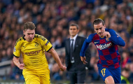Nhìn đồng đội đau đớn, Messi có cử chỉ rất xúc động