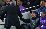 Cậu bé nhặt bóng tiết lộ lý do Mourinho không tìm ra mình sau trận