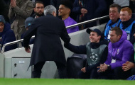Không chỉ cảm ơn suông, Mourinho dành tặng món quà đặc biệt cho cậu bé nhặt bóng