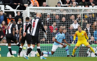 Pep thay người khó hiểu, Man City ôm hận tại St. James' Park