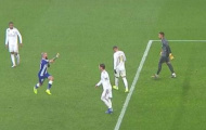 Vidal tiến tới, thực hiện một hành động khiến Ramos 'nóng máu'