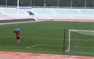 Trợ lý thầy Park 'đội mưa' đi soi mặt sân Rizal Memorial