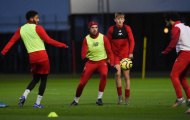 Đội trưởng Liverpool bị đồng đội 'vờn' tơi tả trên sân