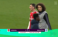 SỐC! Ozil nổi đóa, phớt lờ HLV, hét vào mặt Lacazette