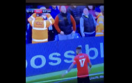 SỐC: CĐV Man City phân biệt chủng tộc, ném 'vật thể lạ' vào đầu Fred