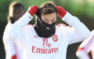 Man City ở phía trước, Aubameyang và Ozil 'lên đồ' kín như bưng hệt nhau