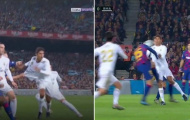 Bị hậu vệ Barca 'dập tơi tả' trong vòng cấm, Varane chỉ biết than trời
