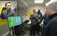 Cạn lời! Neville hốt hoảng, Mourinho choáng váng khi De Gea mắc sai lầm