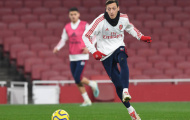 'Đối thủ' trở lại, Mesut Ozil bắt đầu lo lắng vì hình ảnh này