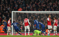 Cận cảnh 'thảm họa trên không' của thủ môn Arsenal