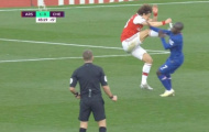 SỐC! Làm trò khiến Kante bực bội, David Luiz bị mắng là 'ngu ngốc'