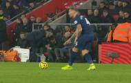 SỐC! Giở trò 'bẩn', Mourinho bị Mike Dean trừng phạt ngày đầu năm