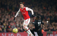 Chơi cực hay, Ozil hóa 'máy chạy' cày nát tuyến giữa Man Utd ra sao?