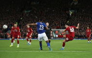 Lập siêu phẩm theo 'kiểu Coutinho', sao trẻ 18 tuổi giúp Liverpool hạ gục gã hàng xóm