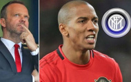 CĐV Man Utd 'sôi máu' vì cuộc tình giữa Quỷ Đỏ và Ashley Young