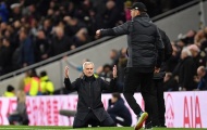 Mourinho quỳ gối bất lực; Cuộc đua vô địch Premier League kết thúc?