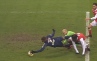 Sốc! Kylian Mbappe cố tình dùng tay đưa bóng vào lưới