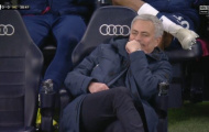 Mourinho ngồi phịch xuống ghế, tỏ vẻ thích thú và cười khảy