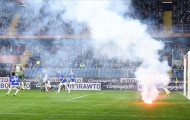 SỐC: CĐV Sampdoria ném pháo sáng về khung thành đội nhà, giúp Napoli giành chiến thắng