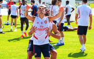 Tân binh Arsenal quá khổng lồ, nhấc bổng 'quái thú trung tuyến' như không