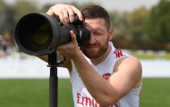 Mặc kệ đồng đội tập luyện, Mustafi 'thử việc' vai trò khác tại Arsenal