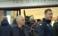 SỐC! Mải nói chuyện với gái, Terry bị Mourinho cho ăn đòn
