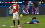 Willian vấp cỏ, Fernandes hóa 'Disappointed Mohammad Akhtar'