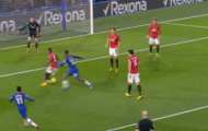 'Bailly chỉ làm động tác giả bình thường trước Batshuayi...'