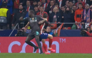 Sau Salah, đến lượt Mane nếm mùi 'khóa tay kiểu Ramos'