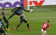 Cho Man Utd 'hưởng lợi', trọng tài đã đúng hay sai?