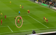 Quá ngây ngô, sao Liverpool bị Deeney dụ: 'Hãy ôm lấy tôi'
