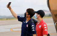 Công Phượng tạo kiểu 'selfie', CLB TP.HCM 'diện' khẩu trang trên đường đến Quảng Nam