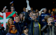 Cờ trắng tràn ngập Camp Nou, cuộc 'đảo chính' sắp xuất hiện