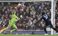 CHOÁNG! Thủ thành Arsenal nhanh như 'điện xẹt', một tay cản bàn thắng mười mươi