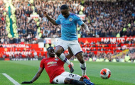 Raheem Sterling gặp 'thánh xoạc' thì chỉ có tắt điện
