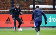 Robin van Persie thị phạm cho học trò trong ngày đầu làm HLV